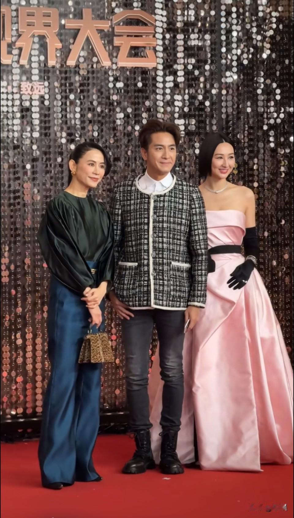 宣萱、马国明、高海宁同框。

马国明穿着小香风就上台了？真是奶奶风～[泪奔]哈哈