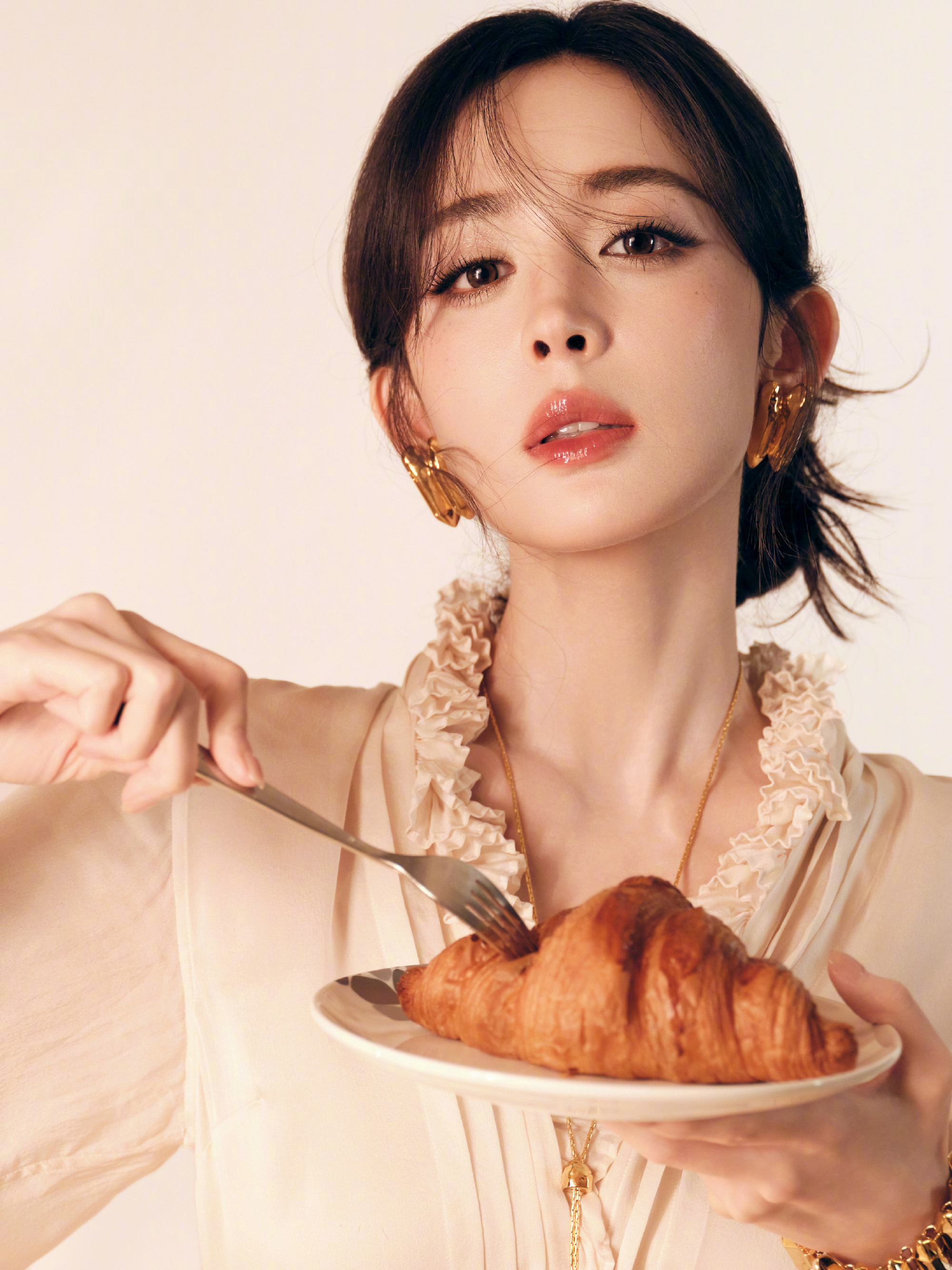 #咪咕星鲜事##娜扎 这真是人类能长出来的脸吗# 360度无死角美女又在用脸炫技