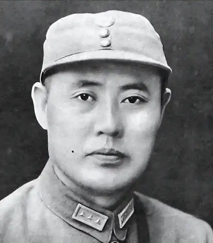 新中国成立后，中央原本安排傅作义担任国防委员会副主席，行政三级，级别已经不低。但