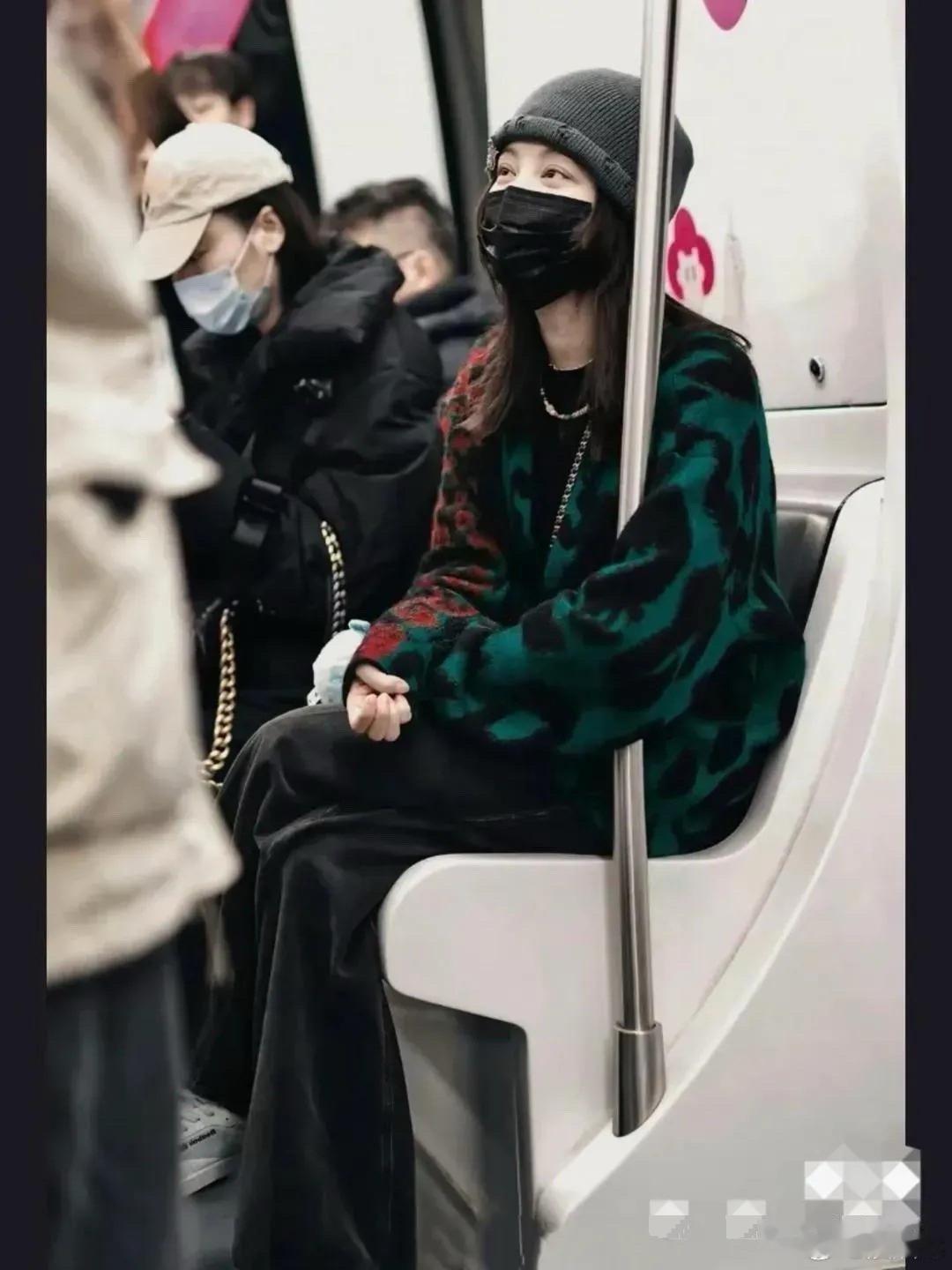 辛芷蕾的每套衣服都是时尚单品 