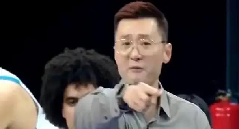 19分先生当教练？新疆队疯了
新疆队按篮协新规让沙拉木当执行教练（不用证），之前
