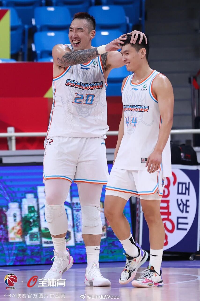 山东男篮：与陶汉林、高诗岩、陈培东正式完成续约。cba