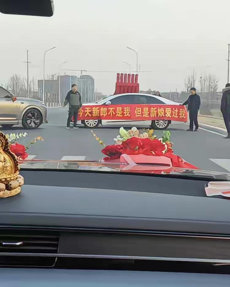 这种男人活该女人不要他！看似挺张扬，实则把尊严摁在车体上摩擦！

如果拍段子，会