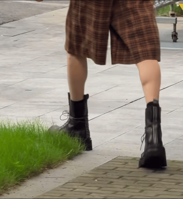 妹妹小腿上的肌肉线条如此紧致饱满… 