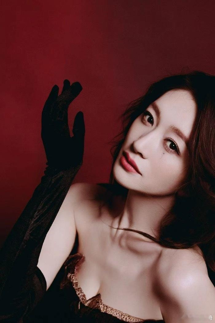 李小冉这个泪钻妆真的是绝了，将忧伤与破碎感演绎得淋漓尽致。 而近日她在舞台上那几