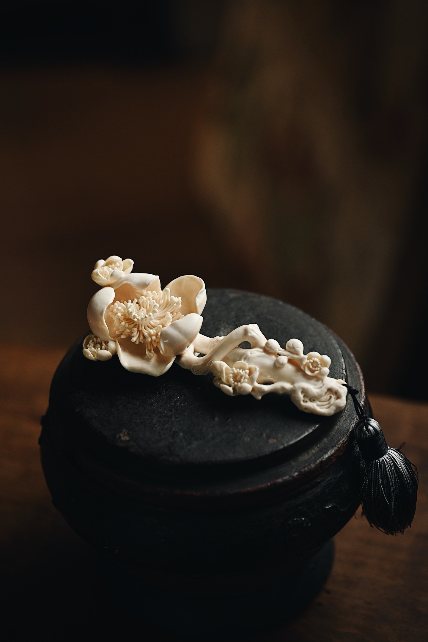 猛犸 | 寒梅冷香 小如意料质细润，雕刻线条流畅自然，收放自如，梅花朵朵精妍，吐