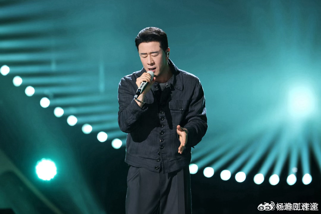 杨坤后半段神了杨坤后半段整首曲目前半段铺垫情绪循序渐进，等到演唱进入后半段，杨坤