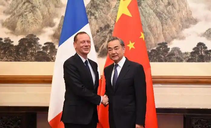 特朗普访华被全球紧盯，所有人都以为焦点全在这场会晤上，谁料北京深夜突然出手，抛出