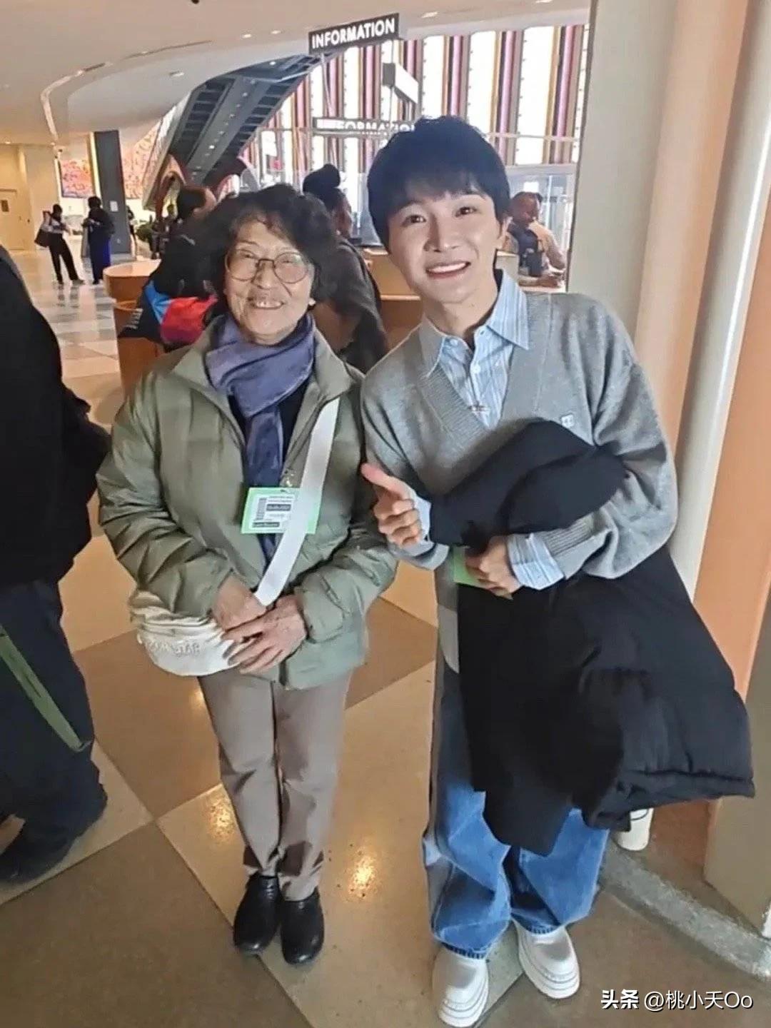 主动握手，一起合影，挥手告别。
永远都是那么真挚赤城。
羡慕羡慕羡慕！！！！
我