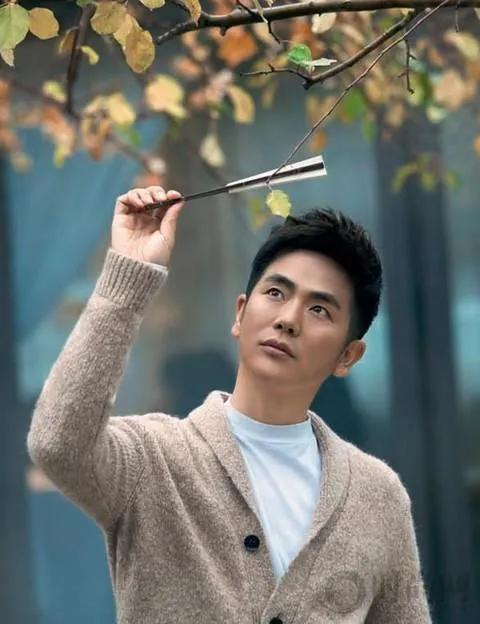演员，张晓龙说，有一次我母亲得了很重的病，我的想法是必须治好，妈妈生病的时候，哥