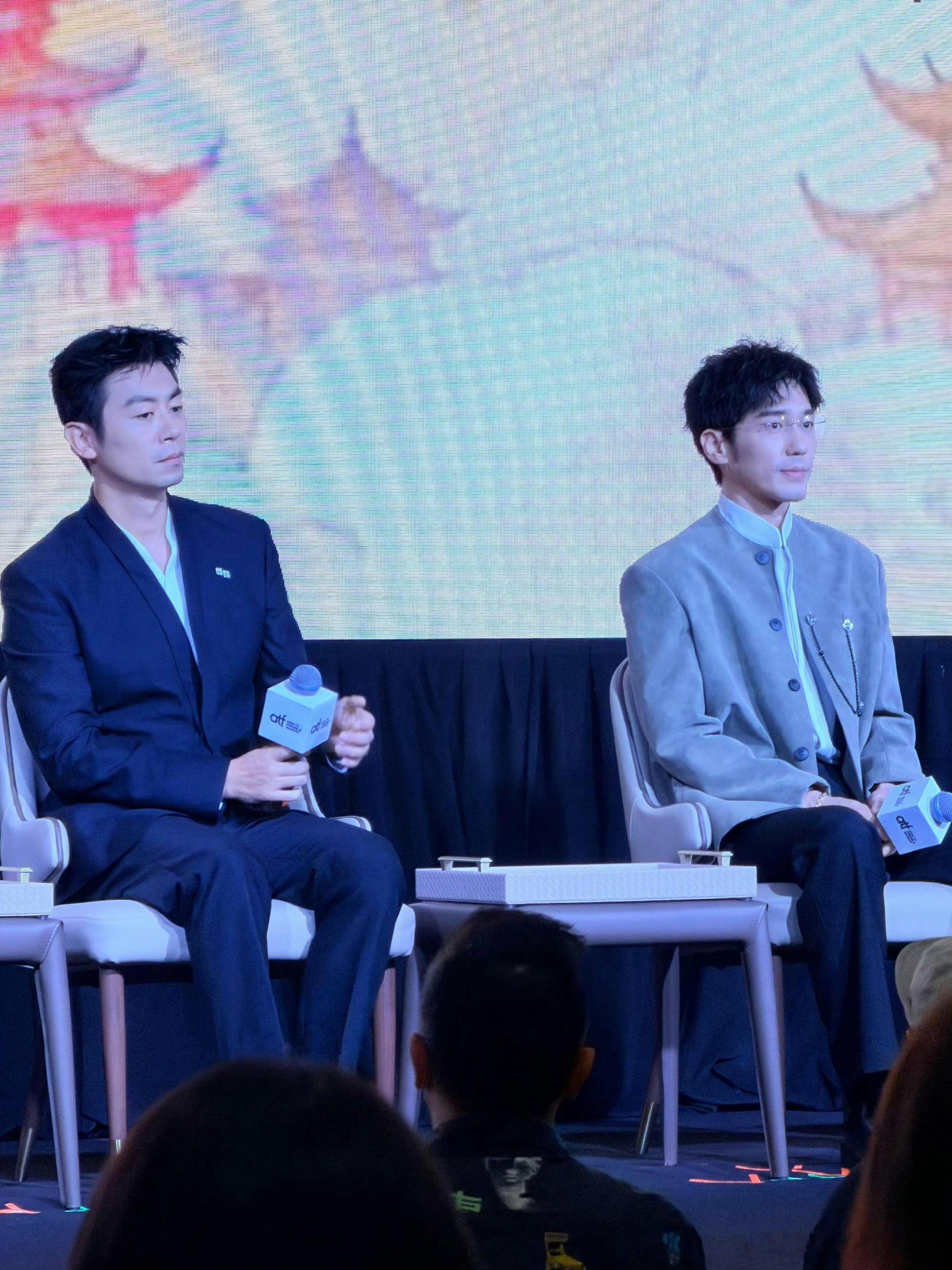 白宇朱亚文有一种体制内的帅 白宇朱亚文同框帅出新高度！肩宽腿长自带沉稳气场，儒雅