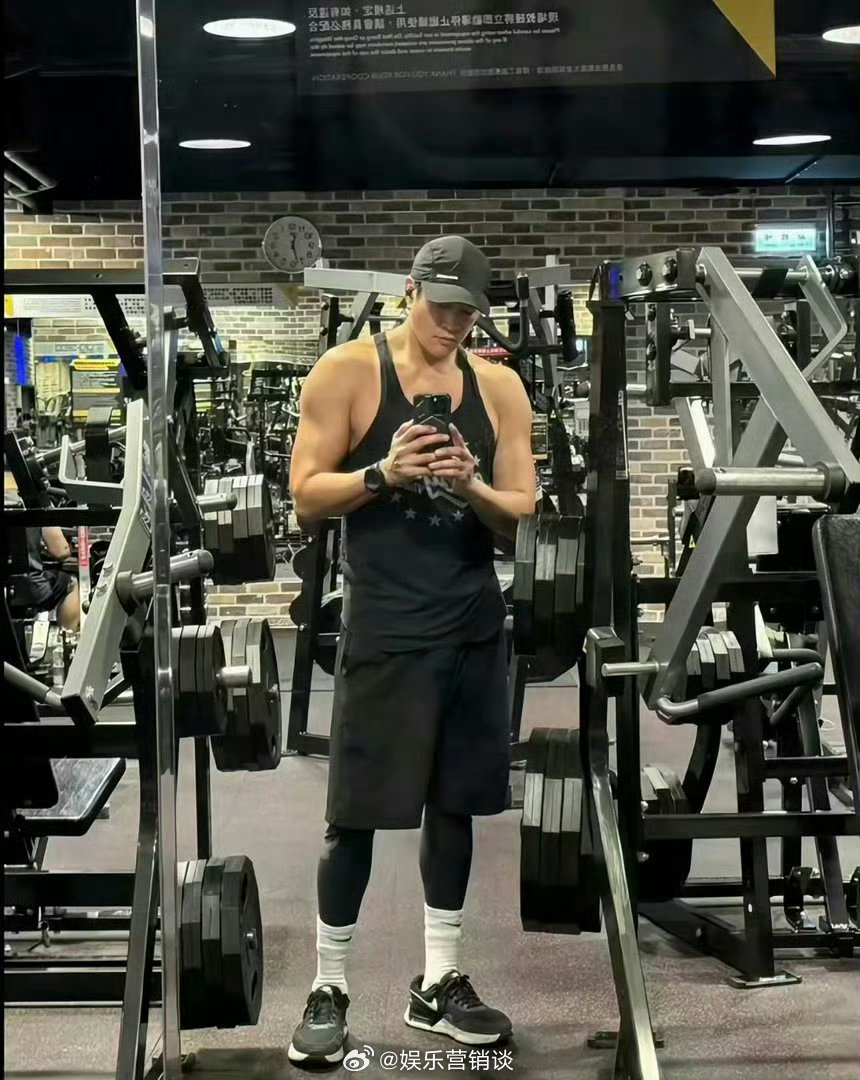 何与求何润东指点一二何与晒背肌求何润东指点新生代颜值搭配紧实肌肉，老牌硬汉搭配厚