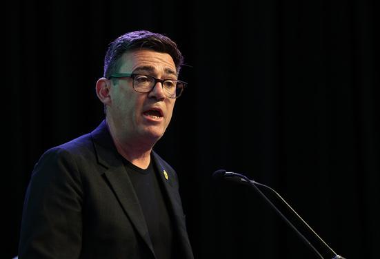 谁能想到上台没多久的英国首相，突然走到了被迫下台这一步？看着他含泪宣布辞职的画面