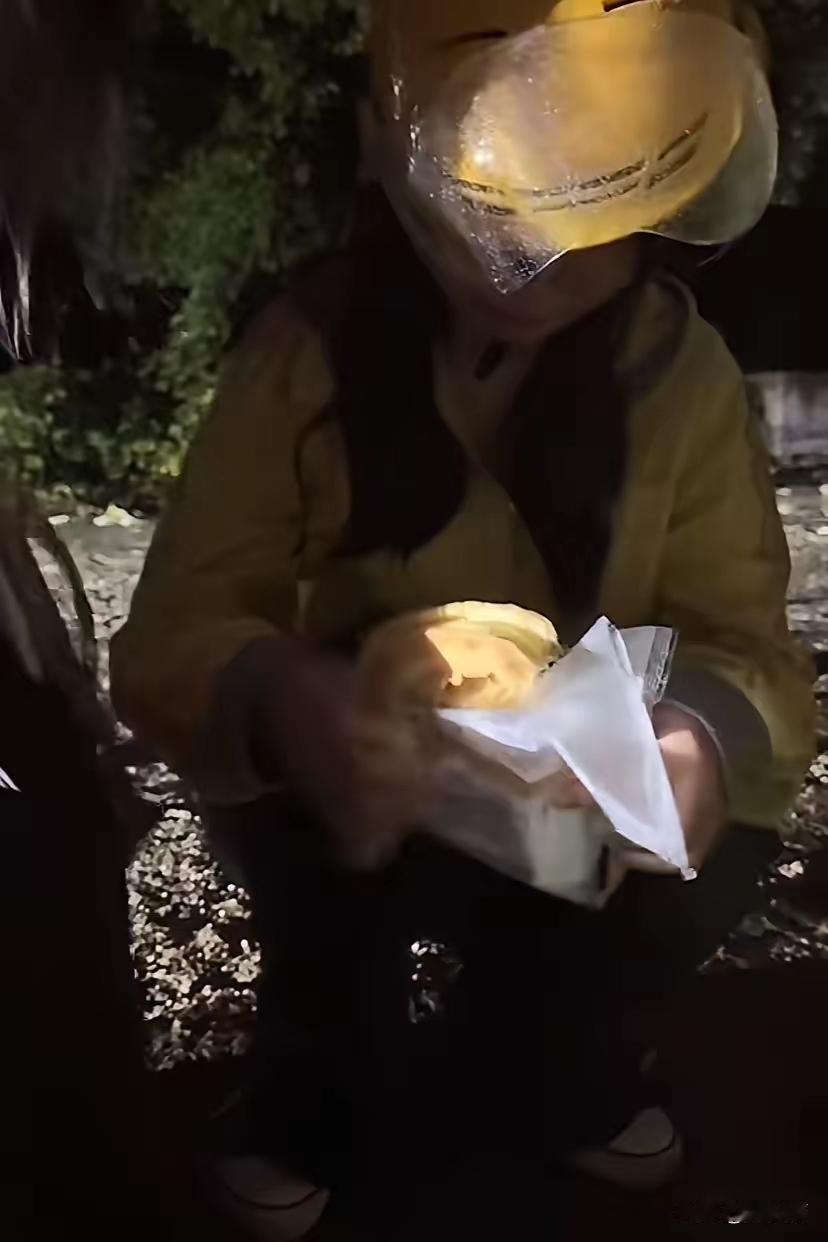 这是一个充满温暖与善意的故事，展现了人在困境中彼此帮助的力量。故事中，怀化女子在