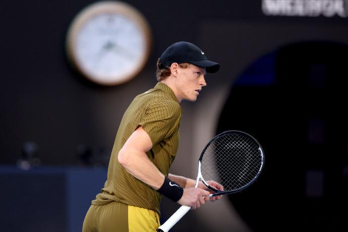 辛纳晋级澳网次轮澳网2026 男单首轮，卫冕冠军辛纳在6-2/6-1领先时，对手