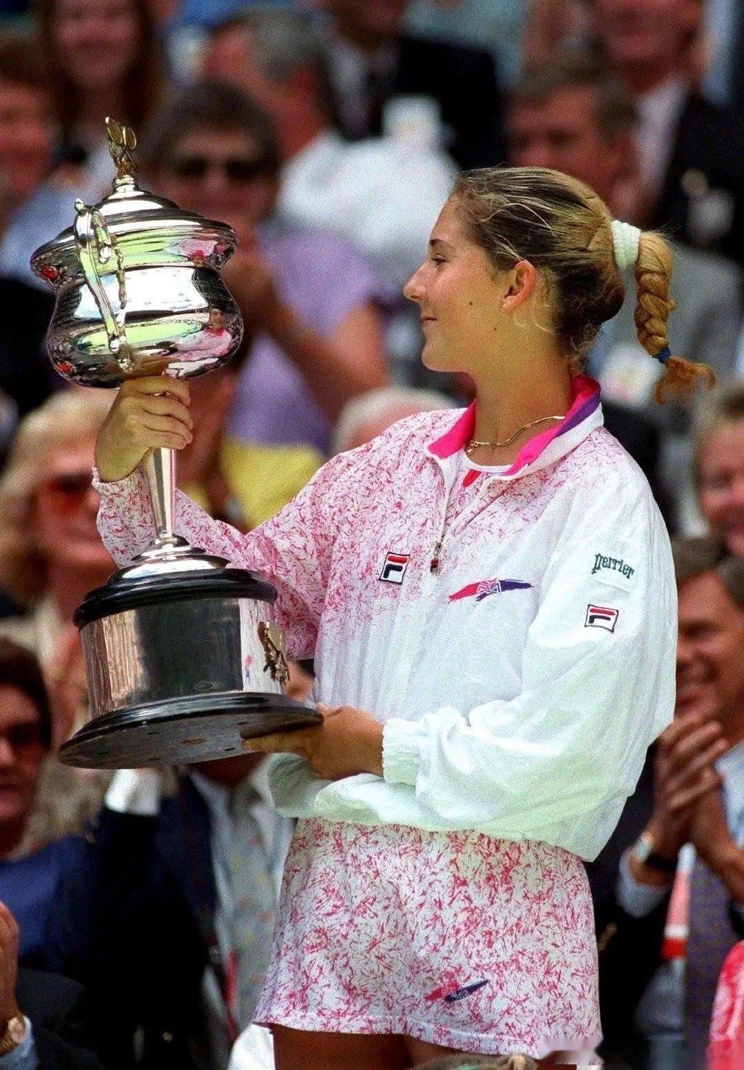 今年的澳网女单，剧本写得有点邪门。萨巴伦卡、斯瓦泰克、高芙……前6号种子，一个不