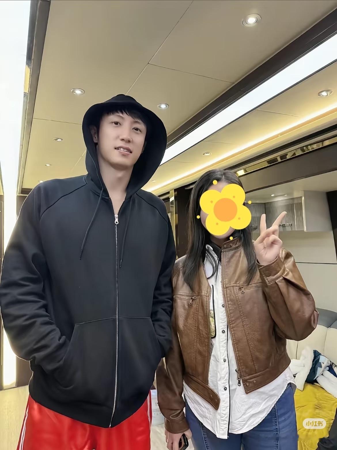 打拳小满黑外套里面应该是光溜溜 后面的小毯子眼熟啊