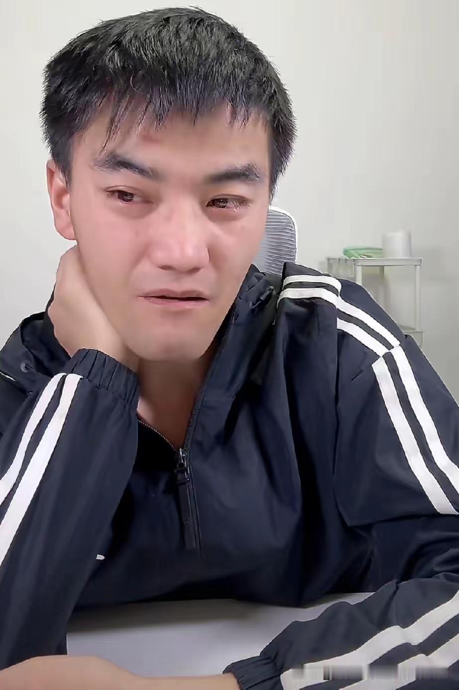 郁豹豹今天终于搬离了自己的三室两厅的房子，他也接受了网友的建议， 租住了一个小一