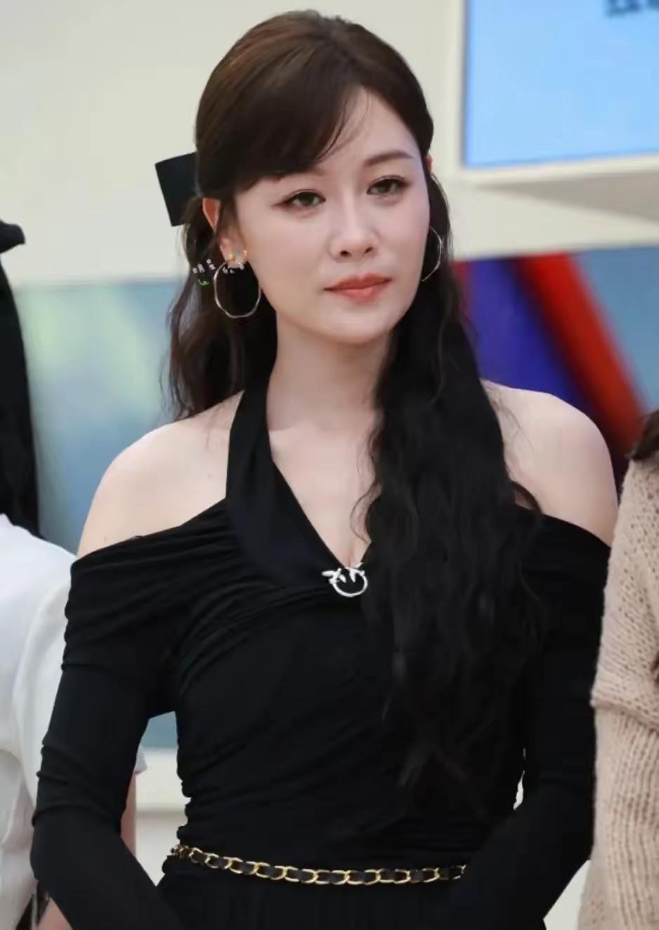 你们认识她吗？
她是美女歌手，她的歌曲很好听，她的身材很苗条，标准的东方气质的美