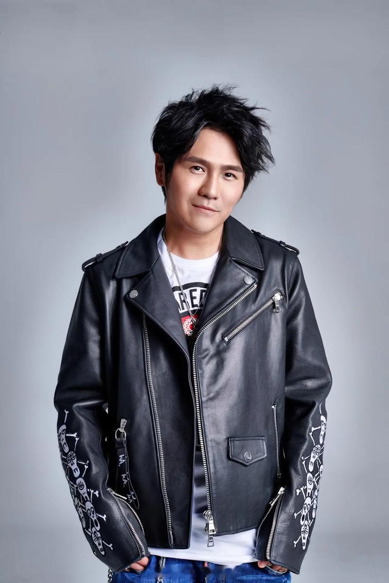 曹格带女生与友人吃饭曹格新恋情？ 据台媒，曹格被拍带女生与男友人聚餐，两人不仅同