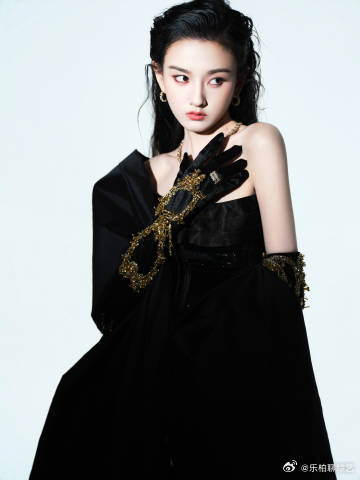 宋祖儿美女蛇宋祖儿美女蛇的即视感呀，有一种枯木逢春的美丽。大漠荒芜的生命力，真的