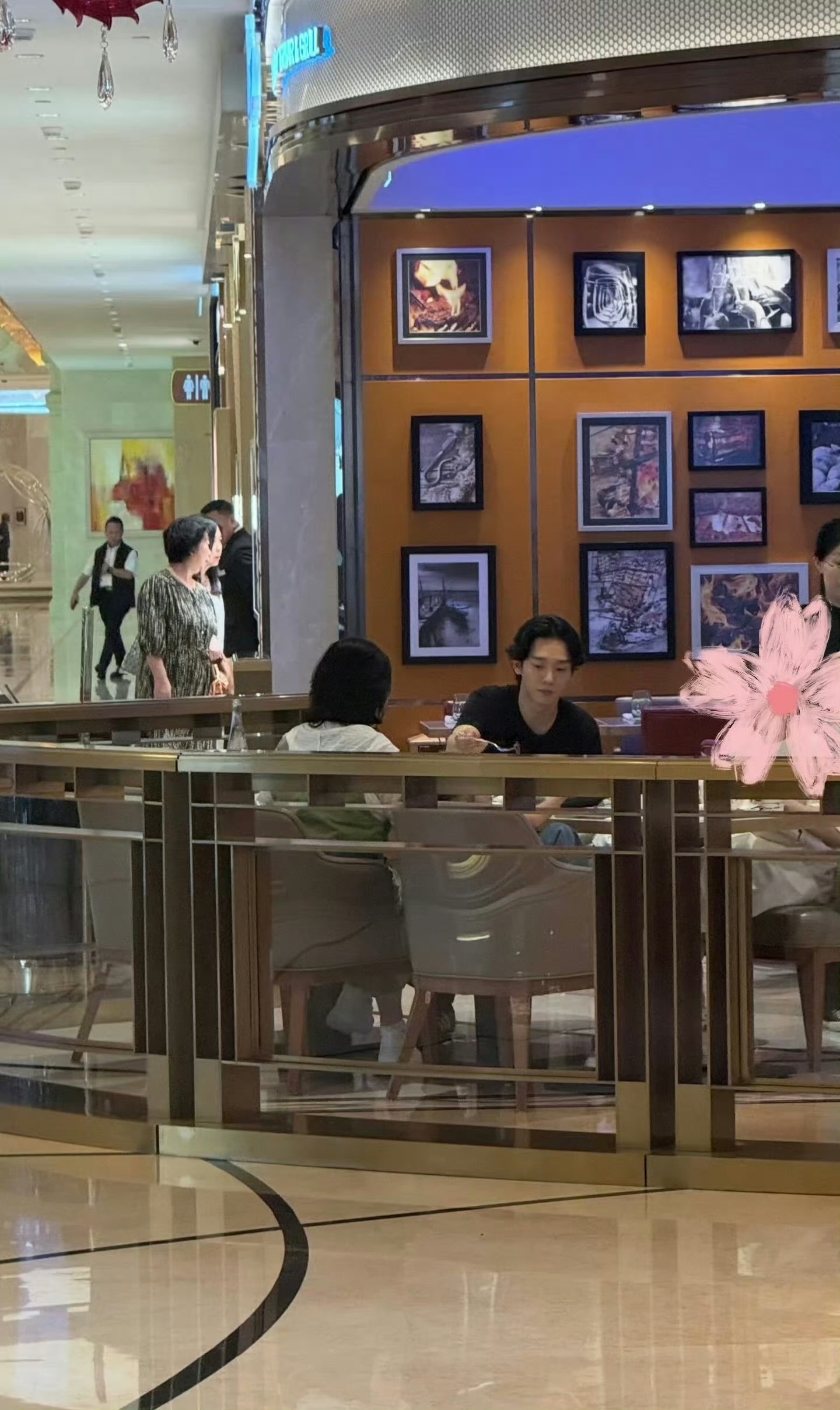 金钟大孩子都这么大了 偶遇金钟大带女儿吃饭金钟大两个女儿都这么大了