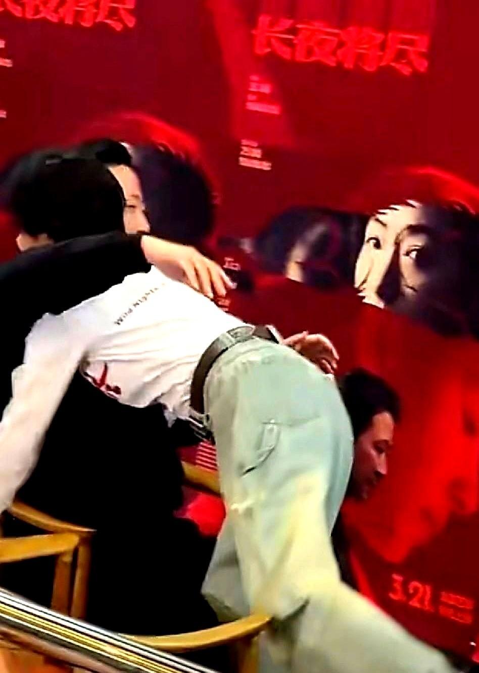 万茜路演直接“徒手”拎起190斤男观众？这哪是路演，分明是护工现场教学！

电影