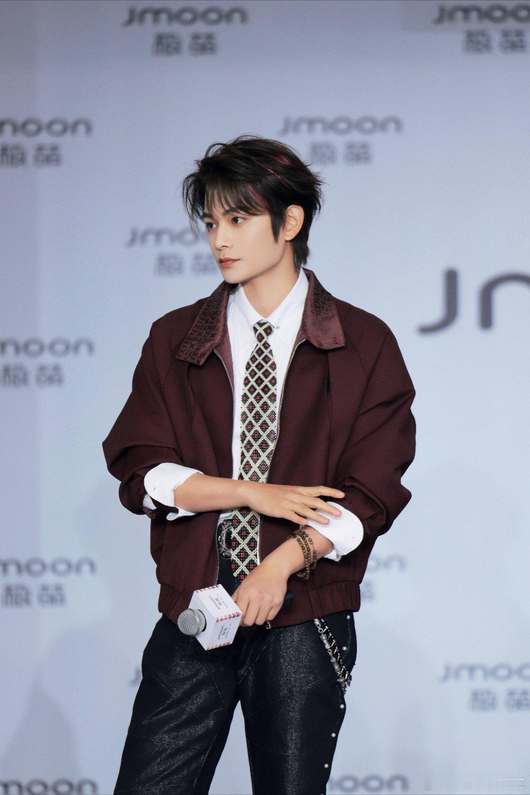 丁禹兮山河枕 dyx丁禹兮卫韫 我好喜欢你，见你时，欢喜的泡泡会悄悄跑向月亮，过