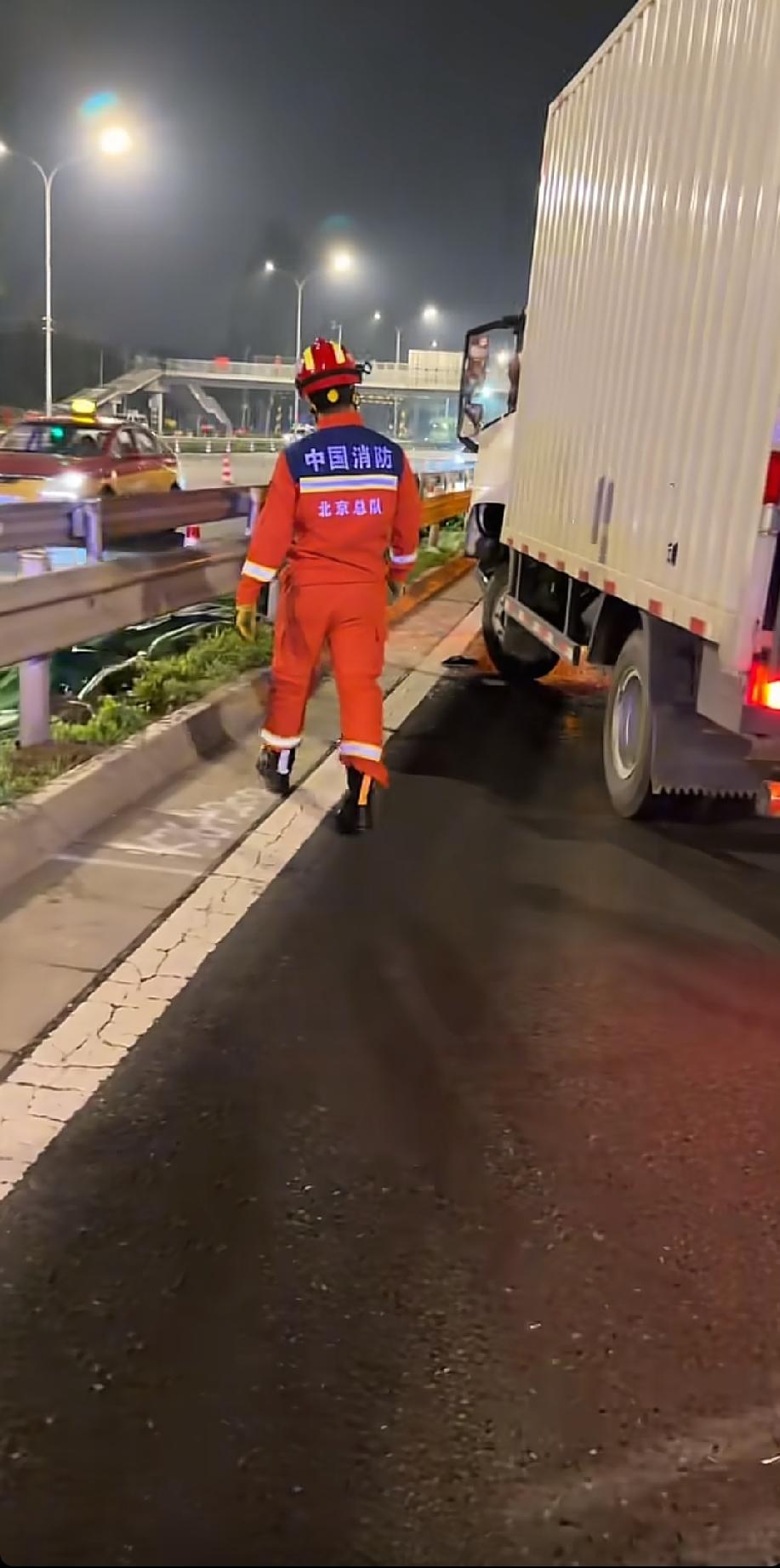 东四环深夜突发车祸两人被困，朝阳三位民警路过立即生死营救。
近日北京东四环主路深