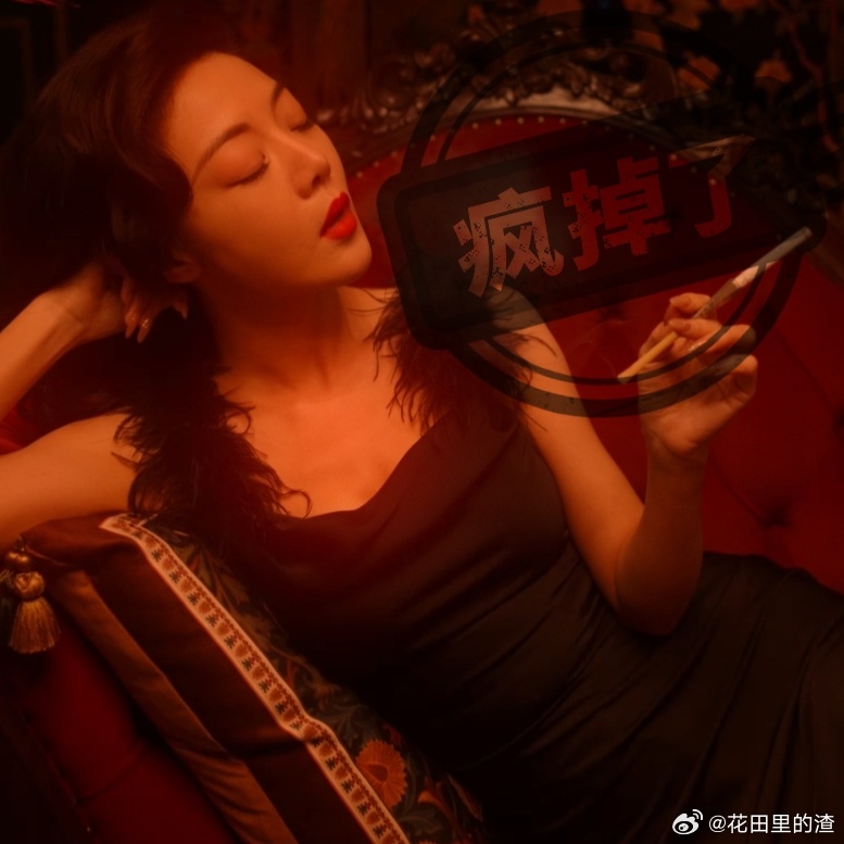 电影即兴谋杀定档即兴谋杀古堡惊魂夜 封闭空间中的心理战。何思怡利用有限的资源寻找