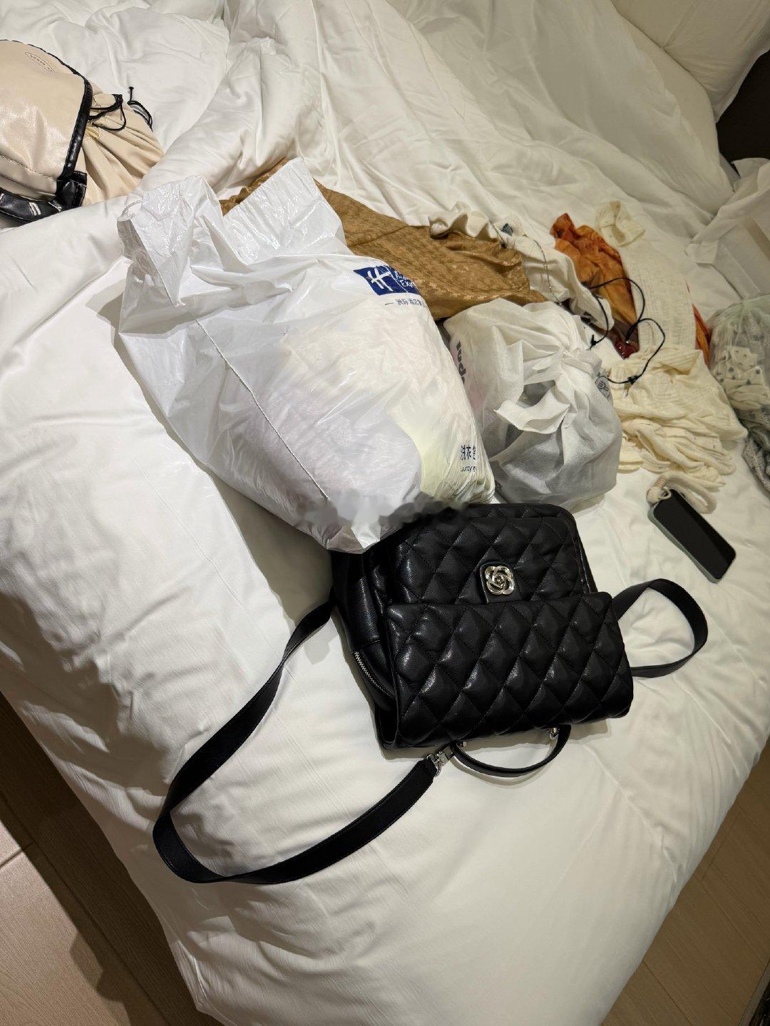 酒店开的最亏的一次 ，回来后就抱着垃圾桶吐 趴在床边就睡着了 ，一滴水都没浪费 