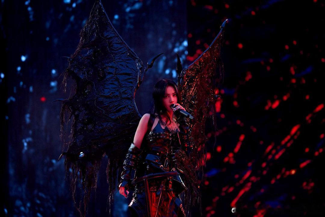 马龙追星蔡依林马龙来看蔡依林鸟巢演唱会了 马龙看演唱会那个专注的眼神，跟他打球时