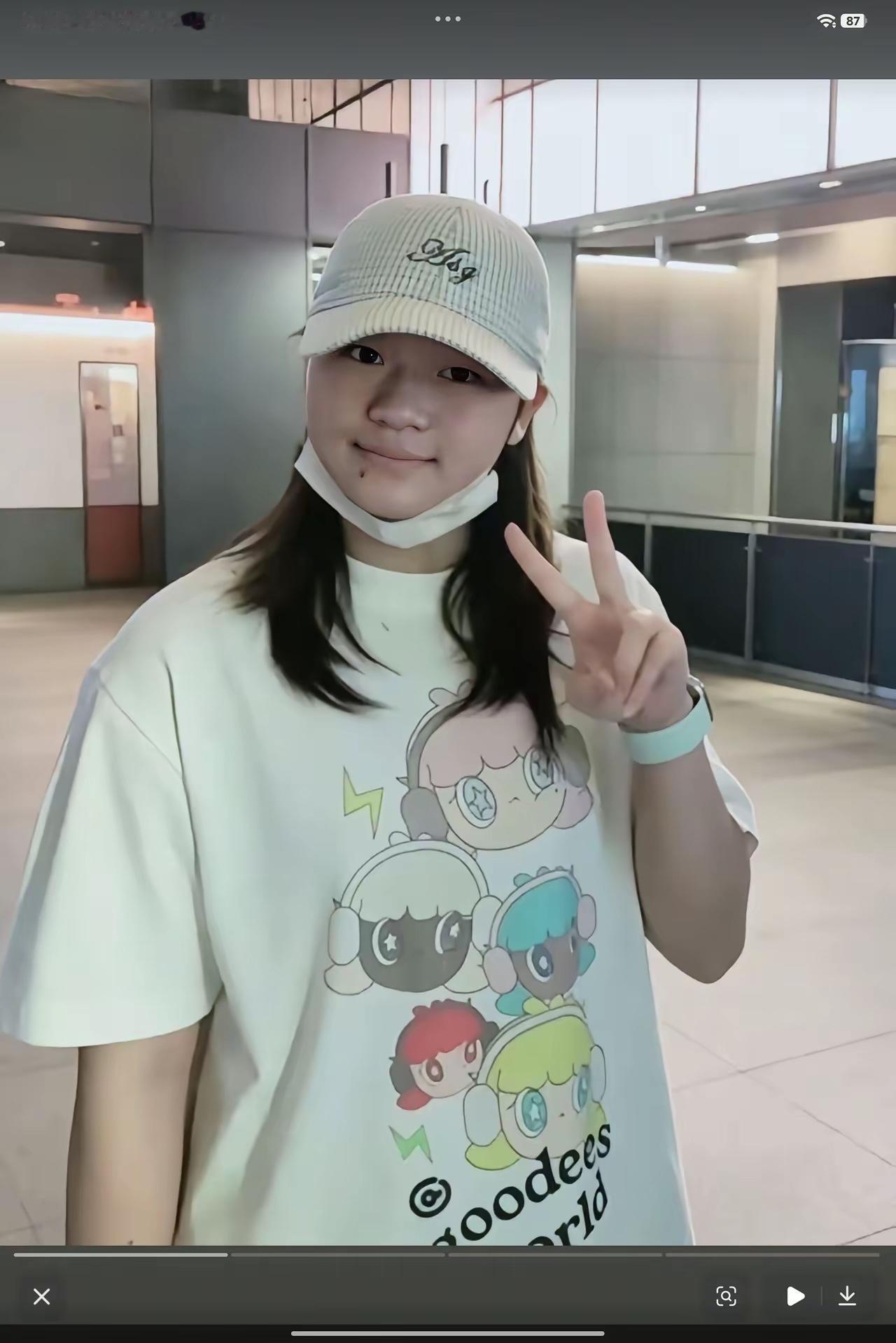 刷到全红婵私下的照片，直接被她圈粉！
被一群粉丝围着合影，她半点架子都没端，特意
