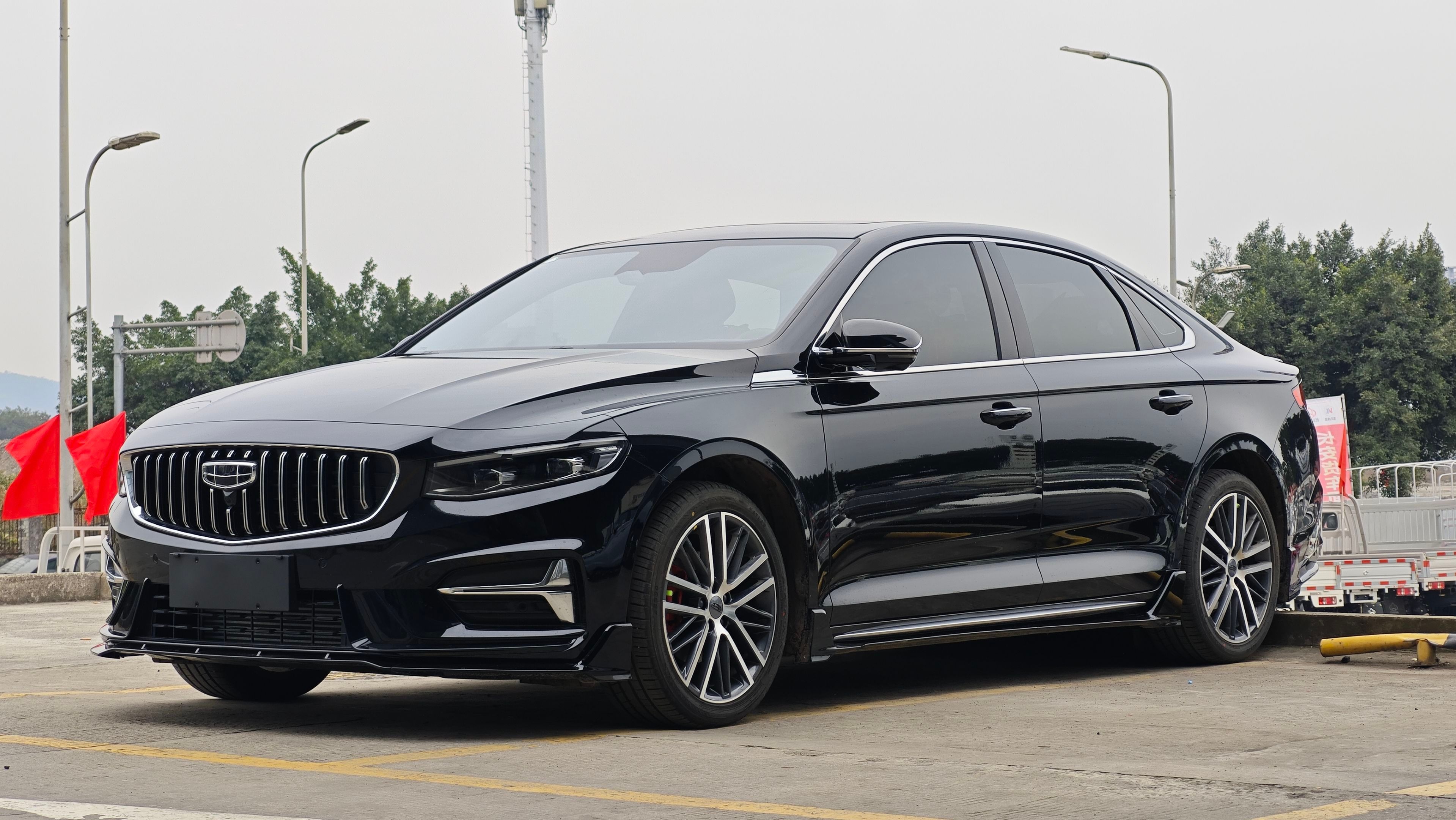 【吉利星瑞，动静皆从容】光影流转间，星瑞以直瀑式前格栅勾勒自信风骨，流畅腰线掠过