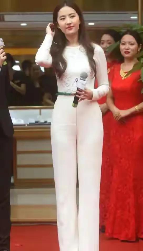 刘亦菲认真打扮起来更有范了，穿高腰裤秀大长腿，身材比颜值更出众！
总以为刘亦菲是