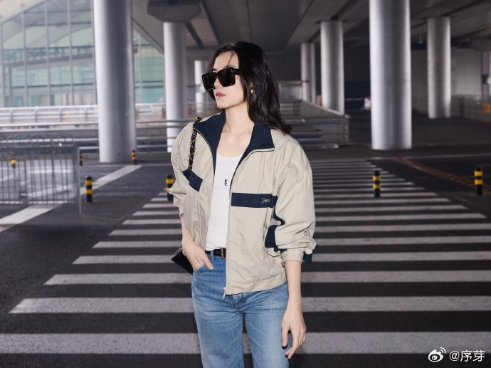 宋佳到巴黎就开始唠嗑救命宋佳也太宠粉了吧，刚到巴黎就开启唠嗑模式，跟粉丝聊得超开