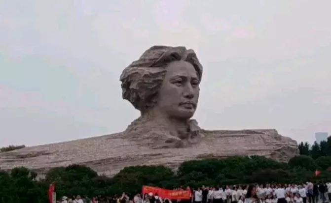你是否也常常在生活中感到疲惫与委屈，却又不得不竭力讨好生活呢？心中藏着疲惫与委屈