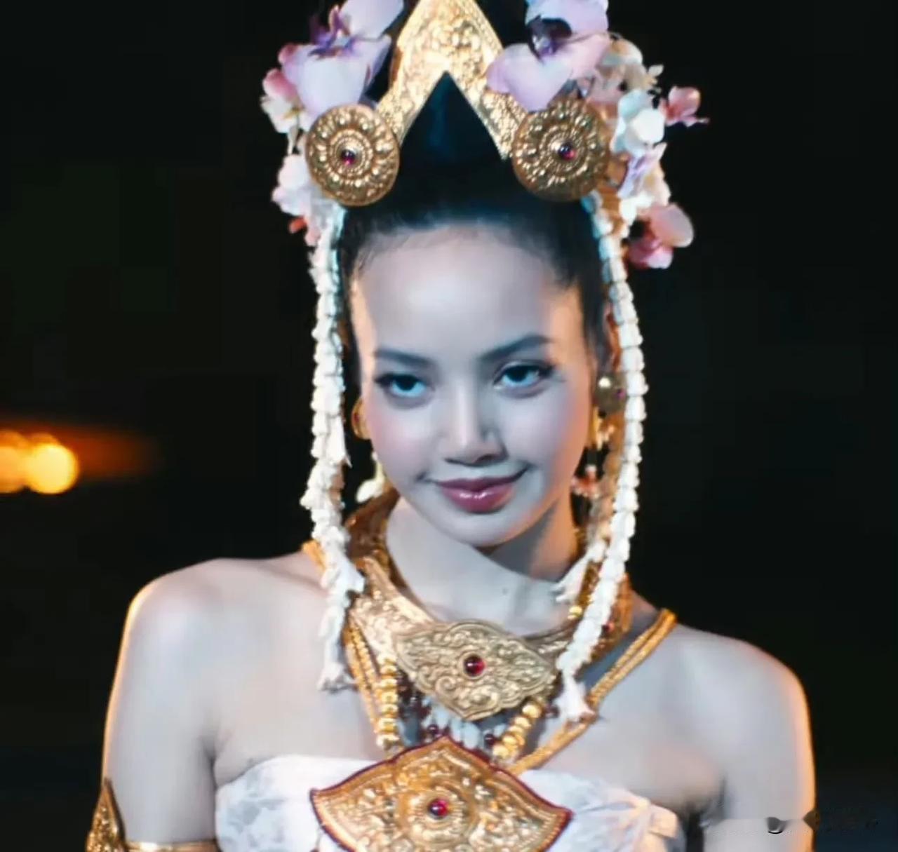 LISA 「白莲花度假村」第三季全新造型！网友评暴露所有缺点的造型[捂脸]
终于