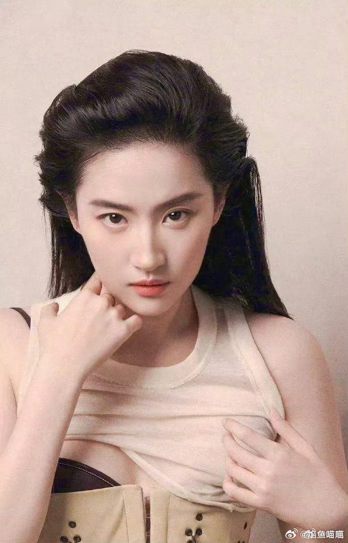 谁懂啊，刘亦菲这张大片里的手 ​​​
