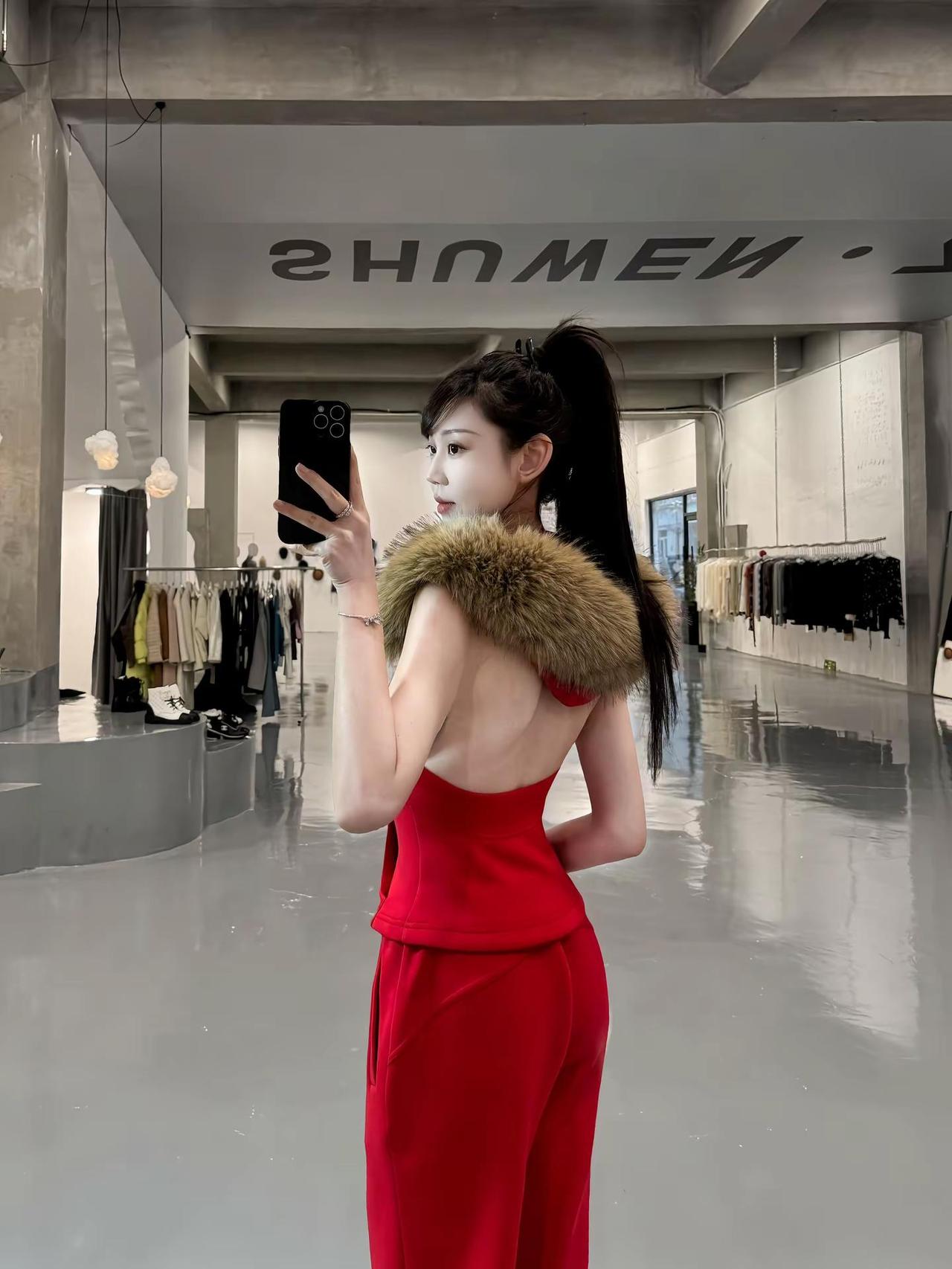 这一生爱上什么人都不为过。我的古早味穿搭