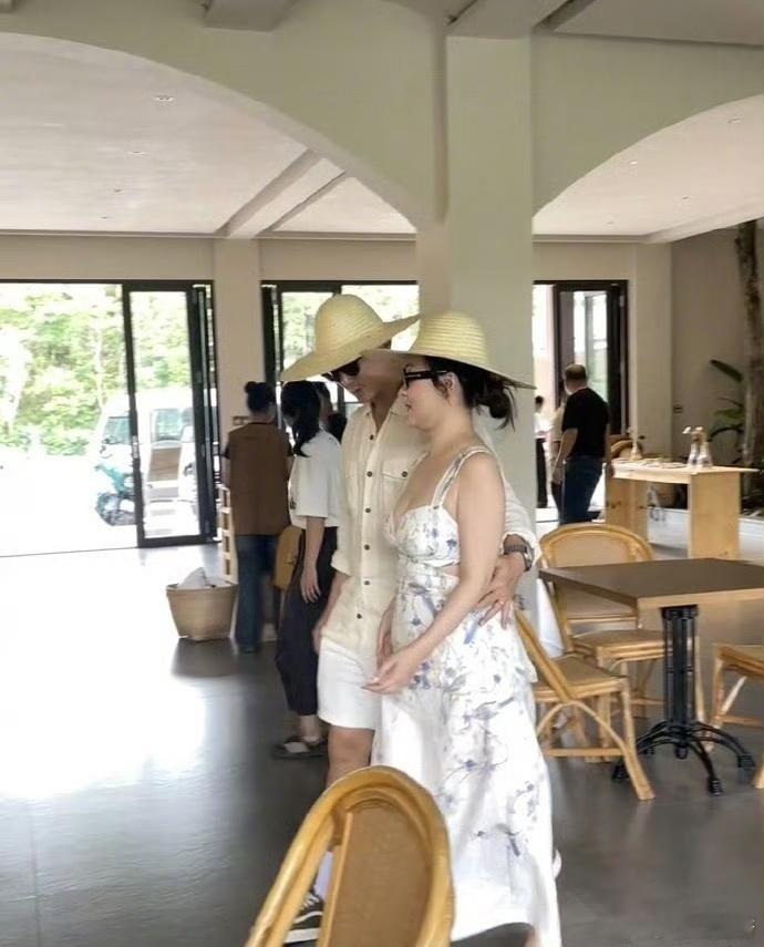 #台媒曝欧阳妮妮怀孕#昨天盯着霍思燕，今天盯着欧阳妮妮，真的搞不懂，人家稍微肚子