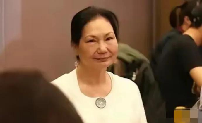 S妈你还有小S呢呀，活人总要向前看的，大S病危那天你俩跳的舞，可以复习起来呀！让