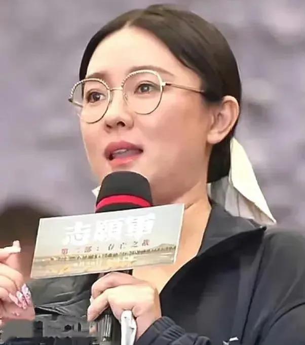 霍思燕胖若两人啊，退圈后果然放飞自我了，没有了身材焦虑，脑袋大脖子粗，不是老板就