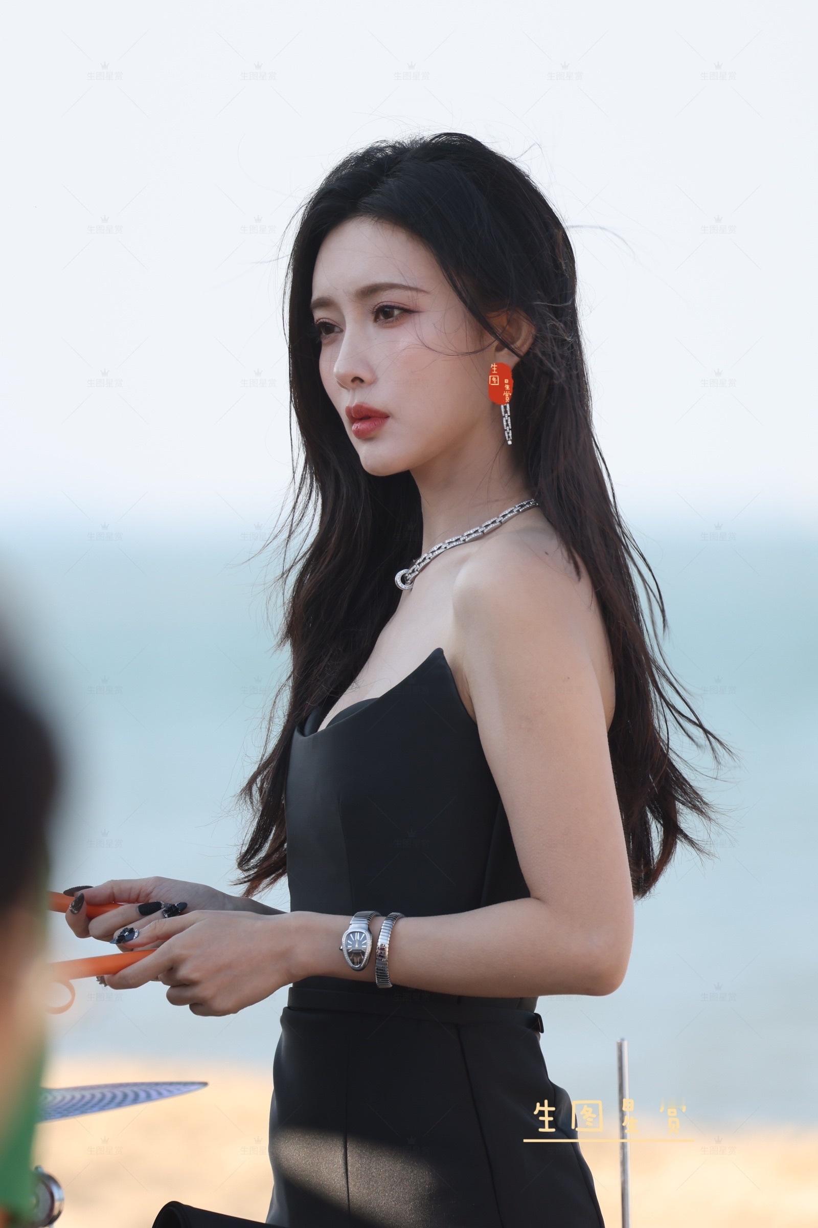 孟子义海口外拍出图打架子鼓的孟姐好有范儿🥁🖤湖南卫视跨年演唱会孟子义