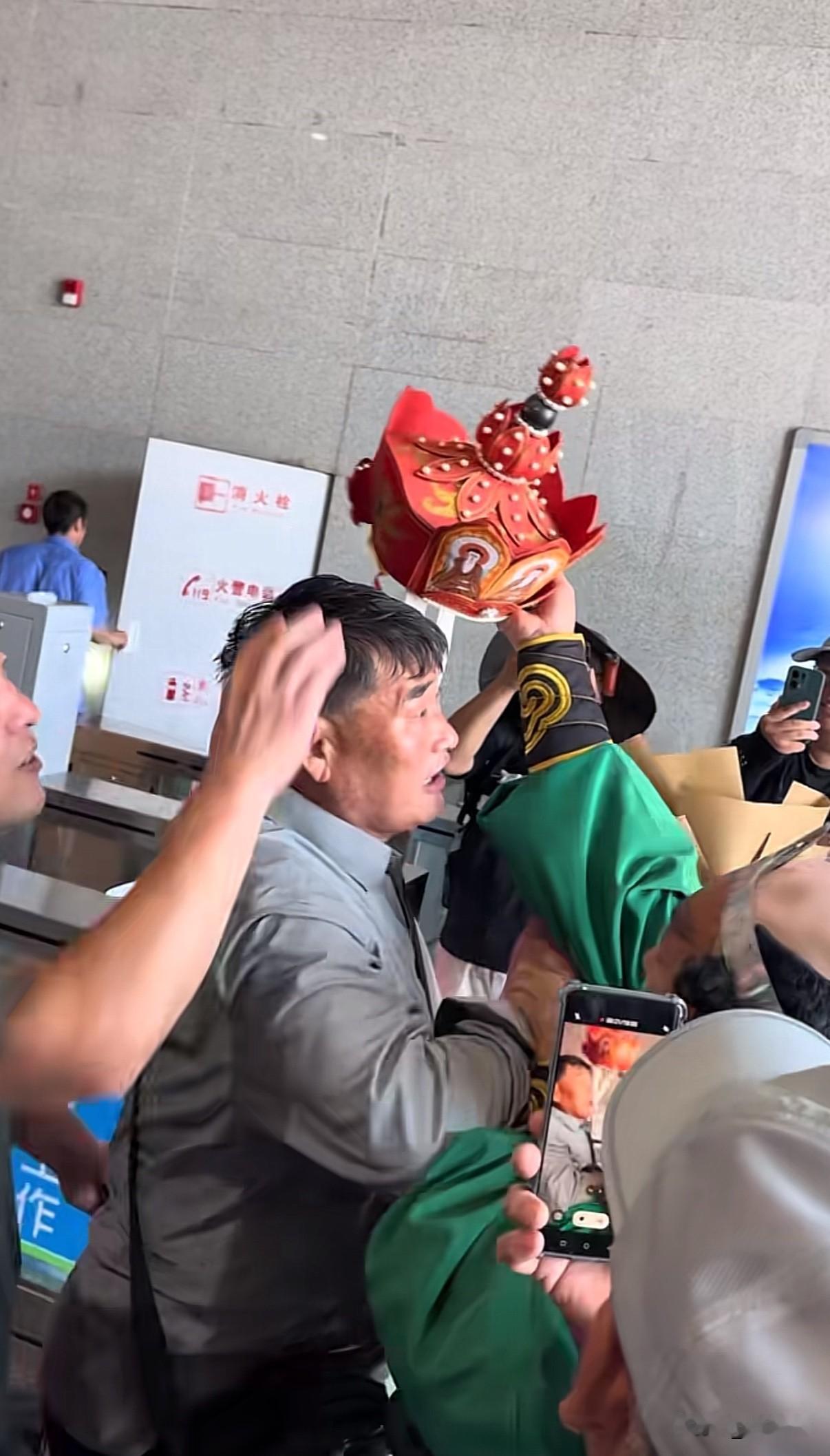 这么热的天，朱之文刚下车，话还没说一句，这些蹭流量的人，就把帽子硬往人头上扣，今