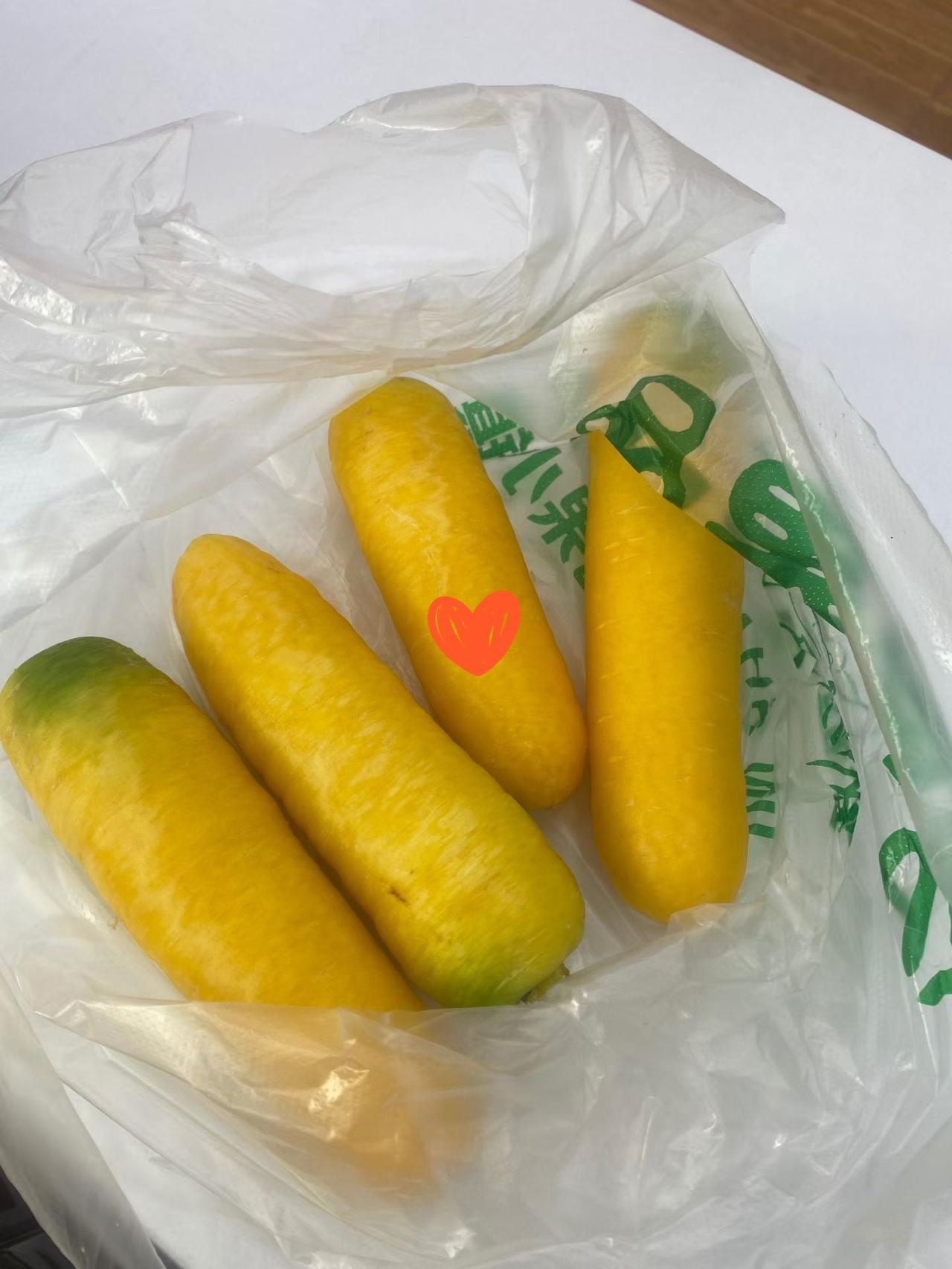  挖到宝了！
菜市场隐藏王者！
今天去买菜，发现了这种

黄黄的萝卜，看着就很新