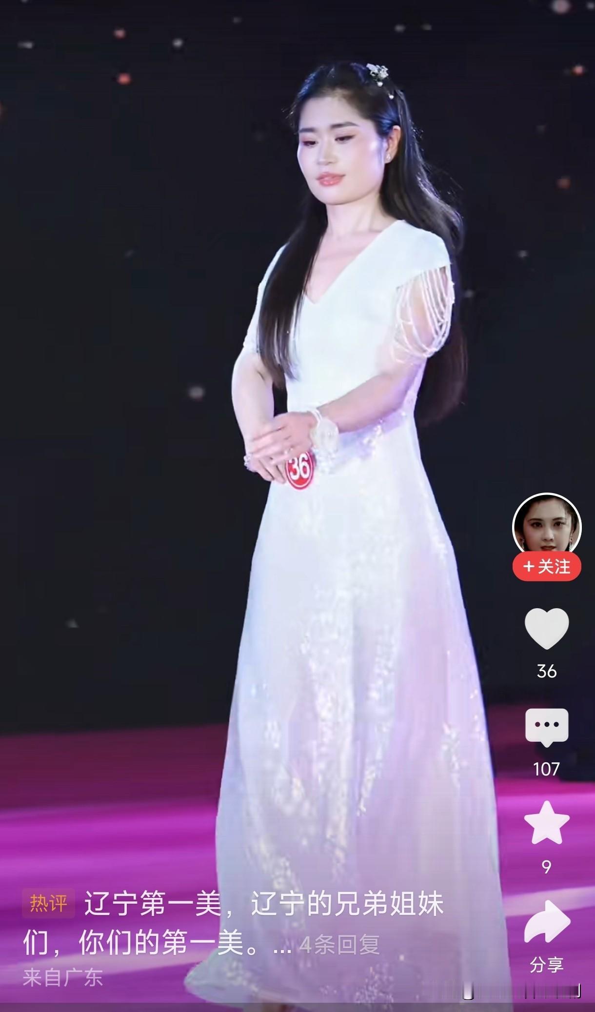 据说这个姑娘是选美大赛的辽宁地区冠军，按说选美，选美首先第一要求必须是美。然后在