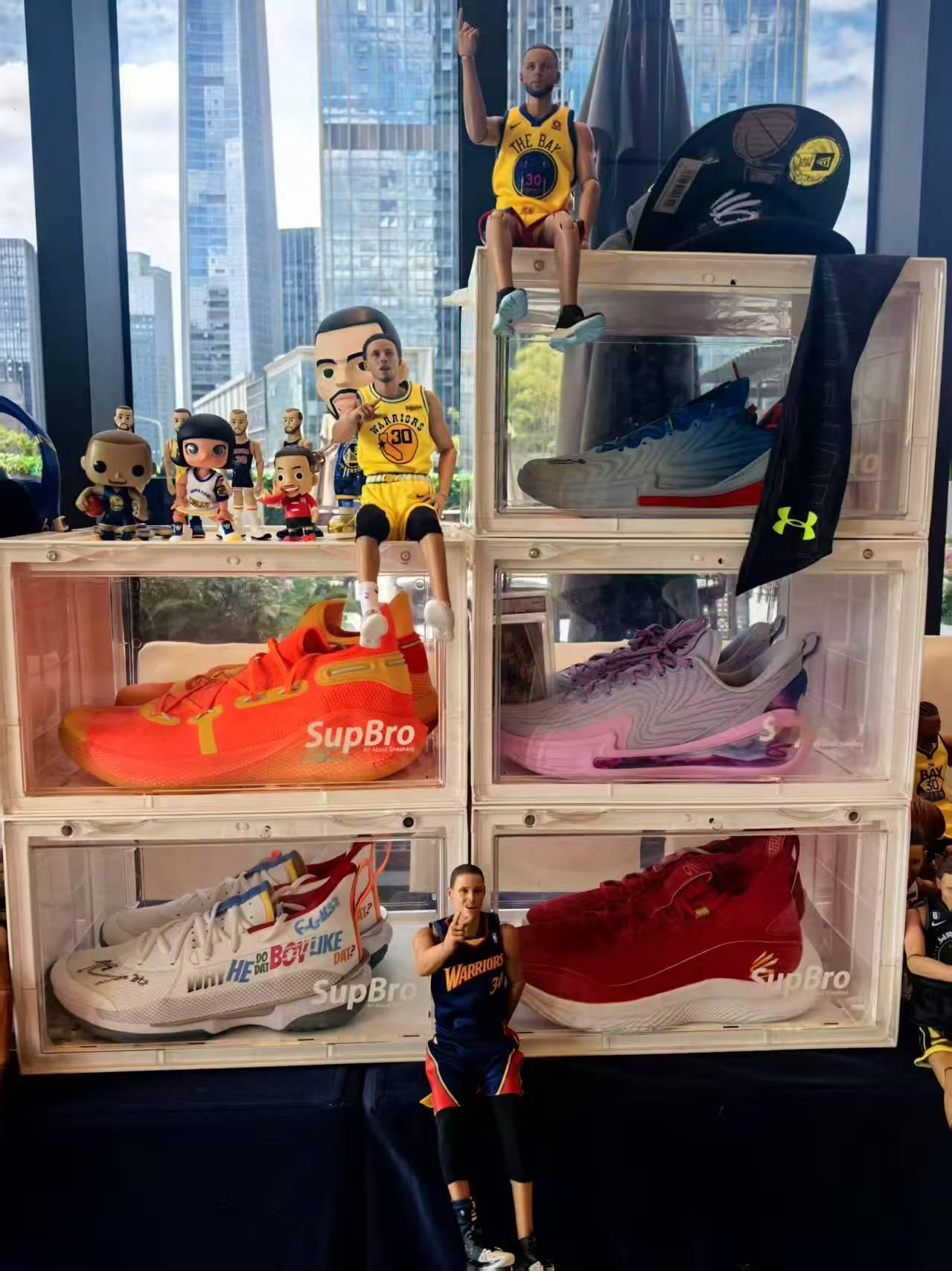 场馆内展览精彩，场馆外的展览也毫不逊色，这就是库里球迷的热爱，不分场地，不分场合
