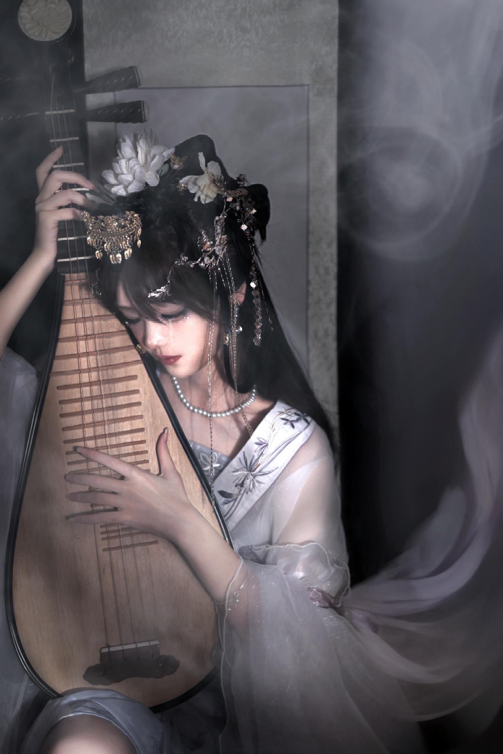 五陵年少争缠头，一曲红绡不知数。