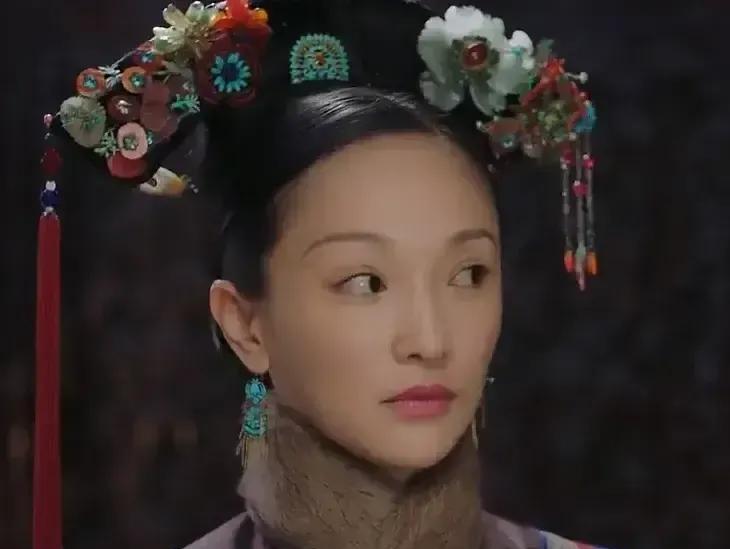 那头厚刘海，
像把三十岁的脸往十六岁里硬塞。
刚开播大家都笑他是“丫头教”。
后